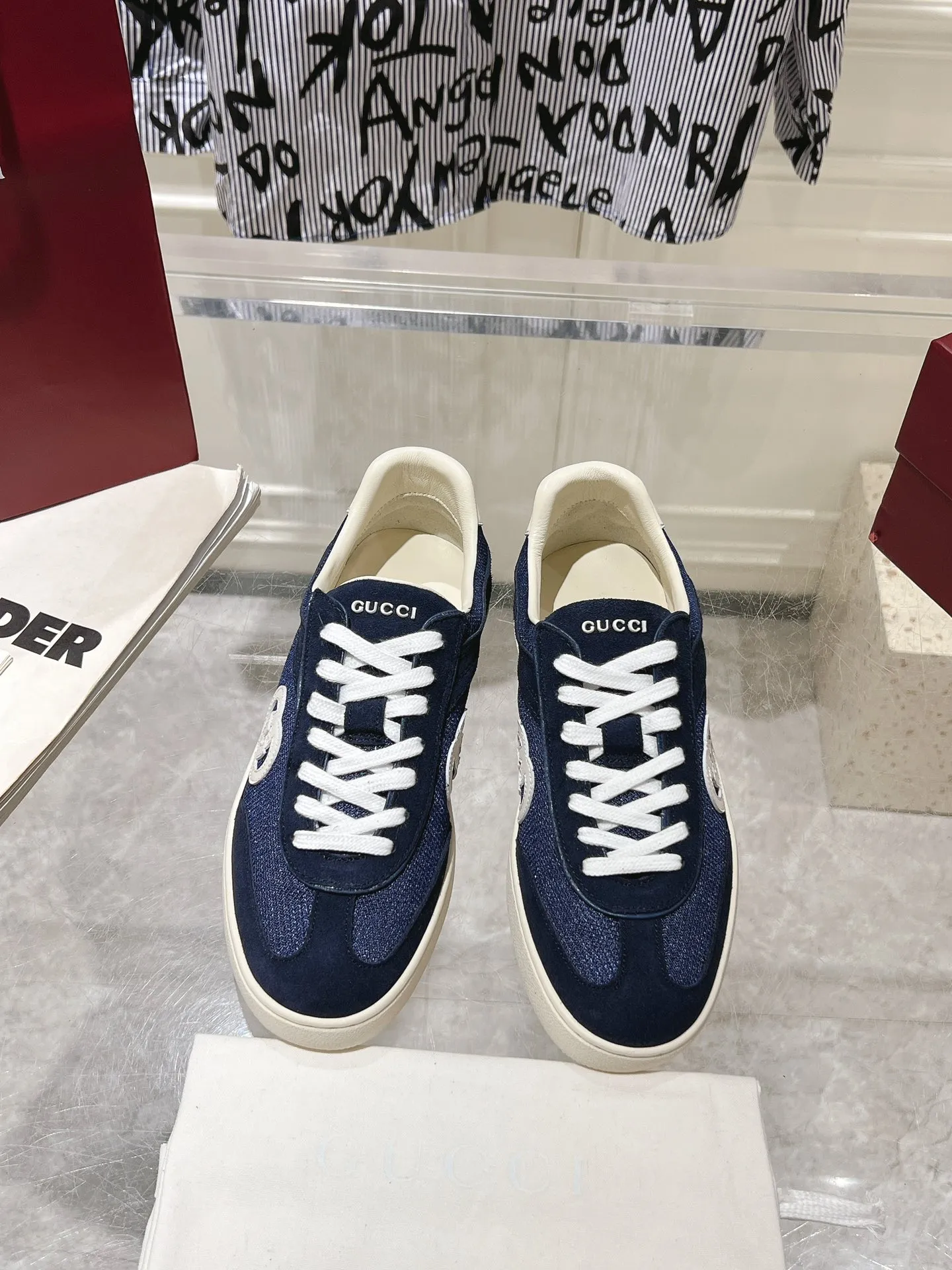 👟👟Ex-factory price 540👟👟Men's size +10 New upgraded version🔥Gucci 2024 new white shoes casual shoes hot recommendation, original TPU soles, original fabrics, original sheepskin lining sheepskin feet🔥Original cover craftsmanship is reproduced one to one! The pursuit of ultimate comfort! 🔥🔥 [Love] Fabric: Imported cow suede + mesh [Love] Packing: Counter-matched red shoe box ➕ Aviation airplane box [Love] Code number: 35-45